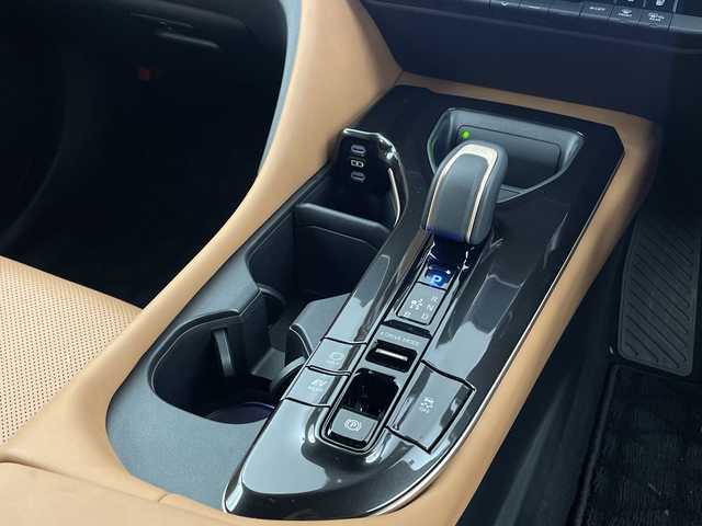 トヨタ クラウン スポーツ Z 大分県 2024(令6)年 2.9万km プレシャスホワイトパール 純正ディスプレイオーディオ（フルセグＴＶ／Ｂｌｕｅｔｏｏｔｈ）　/全方位カメラ　/トヨタセーフティーセンス　/パーキングアシスト　/パワーシート/シートヒーター/シートクーラー/電子パーキング/オートホールド/衝突軽減ブレーキ/オートハイビーム/パワーバックドア/ガラスルーフ/コーナーセンサー　/デジタルインナーミラー　/レーダークルーズコントロール