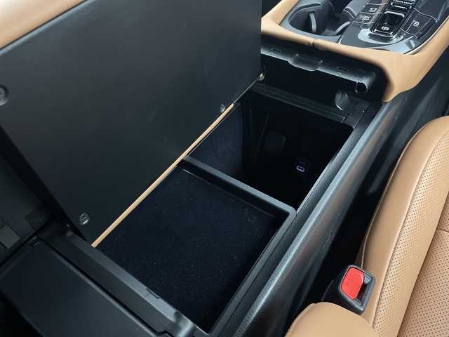 トヨタ クラウン スポーツ Z 大分県 2024(令6)年 2.9万km プレシャスホワイトパール 純正ディスプレイオーディオ（フルセグＴＶ／Ｂｌｕｅｔｏｏｔｈ）　/全方位カメラ　/トヨタセーフティーセンス　/パーキングアシスト　/パワーシート/シートヒーター/シートクーラー/電子パーキング/オートホールド/衝突軽減ブレーキ/オートハイビーム/パワーバックドア/ガラスルーフ/コーナーセンサー　/デジタルインナーミラー　/レーダークルーズコントロール