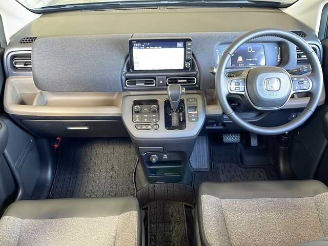 ホンダ フリード ハイブリット e:HEV AIR EX 静岡県 2025(令7)年 0.1千km メテオロイドグレーメタリック 純正9インチナビ/・AM/FM/・フルセグTV/・Apple Car Play/・Android Auto/・Bluetooth/ホンダセンシング/●衝突軽減ブレーキ（CMBS）/●先行車発進お知らせ機能/●歩行者事故低減ステアリング/●路外逸脱抑制機能/●標識認識機能/●渋滞追従機能付アダプティブクルーズコントロール/●車線維持支援システム/●トラフィックジャムアシスト（渋滞運転支援機能）/●誤発進抑制機能/●後方誤発進抑制機能/●近距離衝突軽減ブレーキ/●急アクセル抑制機能/●パーキングセンサーシステム/●オートハイビーム●/主要装備/・バックカメラ/・クリアランスソナー/・両側パワスラ/・ビルトインＥＴＣ/・電動パーキング/・リアクーラー/・サイドカーテンエアバッグ/・前席シートヒーター/・純正フロアマット/・純正アルミ