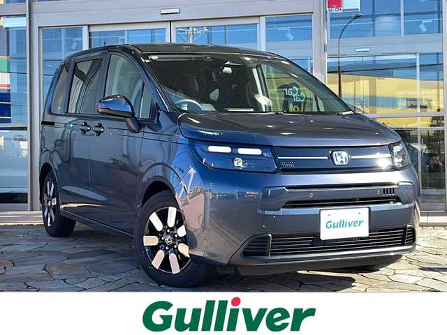 ホンダ フリード ハイブリット e:HEV AIR EX 静岡県 2025(令7)年 0.1千km メテオロイドグレーメタリック 純正9インチナビ/・AM/FM/・フルセグTV/・Apple Car Play/・Android Auto/・Bluetooth/ホンダセンシング/●衝突軽減ブレーキ（CMBS）/●先行車発進お知らせ機能/●歩行者事故低減ステアリング/●路外逸脱抑制機能/●標識認識機能/●渋滞追従機能付アダプティブクルーズコントロール/●車線維持支援システム/●トラフィックジャムアシスト（渋滞運転支援機能）/●誤発進抑制機能/●後方誤発進抑制機能/●近距離衝突軽減ブレーキ/●急アクセル抑制機能/●パーキングセンサーシステム/●オートハイビーム●/主要装備/・バックカメラ/・クリアランスソナー/・両側パワスラ/・ビルトインＥＴＣ/・電動パーキング/・リアクーラー/・サイドカーテンエアバッグ/・前席シートヒーター/・純正フロアマット/・純正アルミ