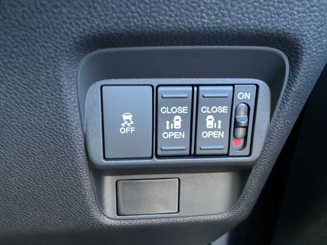 ホンダ フリード ハイブリット e:HEV AIR EX 静岡県 2025(令7)年 0.1千km メテオロイドグレーメタリック 純正9インチナビ/・AM/FM/・フルセグTV/・Apple Car Play/・Android Auto/・Bluetooth/ホンダセンシング/●衝突軽減ブレーキ（CMBS）/●先行車発進お知らせ機能/●歩行者事故低減ステアリング/●路外逸脱抑制機能/●標識認識機能/●渋滞追従機能付アダプティブクルーズコントロール/●車線維持支援システム/●トラフィックジャムアシスト（渋滞運転支援機能）/●誤発進抑制機能/●後方誤発進抑制機能/●近距離衝突軽減ブレーキ/●急アクセル抑制機能/●パーキングセンサーシステム/●オートハイビーム●/主要装備/・バックカメラ/・クリアランスソナー/・両側パワスラ/・ビルトインＥＴＣ/・電動パーキング/・リアクーラー/・サイドカーテンエアバッグ/・前席シートヒーター/・純正フロアマット/・純正アルミ