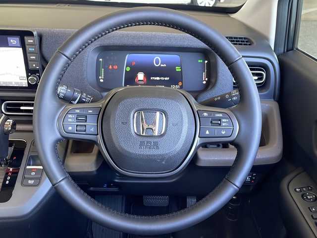 ホンダ フリード ハイブリット e:HEV AIR EX 静岡県 2025(令7)年 0.1千km メテオロイドグレーメタリック 純正9インチナビ/・AM/FM/・フルセグTV/・Apple Car Play/・Android Auto/・Bluetooth/ホンダセンシング/●衝突軽減ブレーキ（CMBS）/●先行車発進お知らせ機能/●歩行者事故低減ステアリング/●路外逸脱抑制機能/●標識認識機能/●渋滞追従機能付アダプティブクルーズコントロール/●車線維持支援システム/●トラフィックジャムアシスト（渋滞運転支援機能）/●誤発進抑制機能/●後方誤発進抑制機能/●近距離衝突軽減ブレーキ/●急アクセル抑制機能/●パーキングセンサーシステム/●オートハイビーム●/主要装備/・バックカメラ/・クリアランスソナー/・両側パワスラ/・ビルトインＥＴＣ/・電動パーキング/・リアクーラー/・サイドカーテンエアバッグ/・前席シートヒーター/・純正フロアマット/・純正アルミ