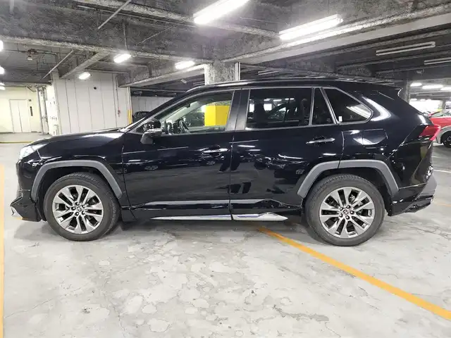 トヨタ ＲＡＶ４ G Zパッケージ 香川県 2023(令5)年 7.3万km アティチュードブラックマイカ 4WD/ワンオーナー/純正10.5型ナビ/フルセグTV/ハンズフリーパワーバックドア/パノラミックビューモニター/ビルトインETC2.0/デジタルインナーミラー/レーダークルーズコントロール/セーフティセンス/・衝突被害軽減ブレーキ/・車線逸脱防止支援システム/・カーブ速度抑制機能/・ドライバー異常時対応システム/LEDヘッドランプ/革巻きステアリング/ステアリングヒーター/ブラック合皮シート/運転席パワーシート/前席シートヒーター/ベンチレーション/純正19インチアルミホイール/スマートキー/プッシュエンジンスタート/禁煙車