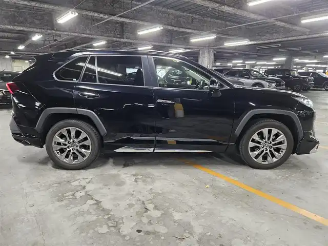 トヨタ ＲＡＶ４ G Zパッケージ 香川県 2023(令5)年 7.3万km アティチュードブラックマイカ 4WD/ワンオーナー/純正10.5型ナビ/フルセグTV/ハンズフリーパワーバックドア/パノラミックビューモニター/ビルトインETC2.0/デジタルインナーミラー/レーダークルーズコントロール/セーフティセンス/・衝突被害軽減ブレーキ/・車線逸脱防止支援システム/・カーブ速度抑制機能/・ドライバー異常時対応システム/LEDヘッドランプ/革巻きステアリング/ステアリングヒーター/ブラック合皮シート/運転席パワーシート/前席シートヒーター/ベンチレーション/純正19インチアルミホイール/スマートキー/プッシュエンジンスタート/禁煙車
