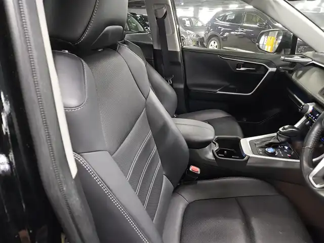 トヨタ ＲＡＶ４ G Zパッケージ 香川県 2023(令5)年 7.3万km アティチュードブラックマイカ 4WD/ワンオーナー/純正10.5型ナビ/フルセグTV/ハンズフリーパワーバックドア/パノラミックビューモニター/ビルトインETC2.0/デジタルインナーミラー/レーダークルーズコントロール/セーフティセンス/・衝突被害軽減ブレーキ/・車線逸脱防止支援システム/・カーブ速度抑制機能/・ドライバー異常時対応システム/LEDヘッドランプ/革巻きステアリング/ステアリングヒーター/ブラック合皮シート/運転席パワーシート/前席シートヒーター/ベンチレーション/純正19インチアルミホイール/スマートキー/プッシュエンジンスタート/禁煙車