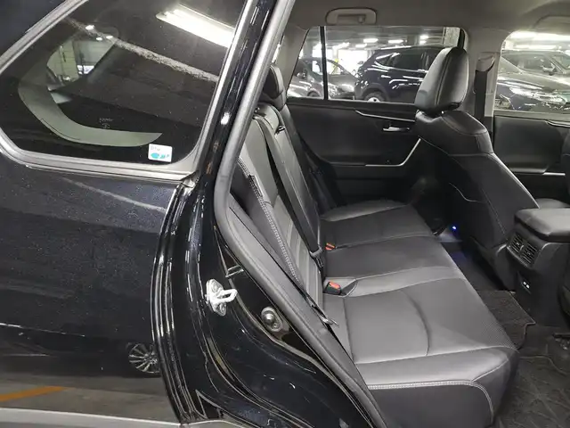トヨタ ＲＡＶ４ G Zパッケージ 香川県 2023(令5)年 7.3万km アティチュードブラックマイカ 4WD/ワンオーナー/純正10.5型ナビ/フルセグTV/ハンズフリーパワーバックドア/パノラミックビューモニター/ビルトインETC2.0/デジタルインナーミラー/レーダークルーズコントロール/セーフティセンス/・衝突被害軽減ブレーキ/・車線逸脱防止支援システム/・カーブ速度抑制機能/・ドライバー異常時対応システム/LEDヘッドランプ/革巻きステアリング/ステアリングヒーター/ブラック合皮シート/運転席パワーシート/前席シートヒーター/ベンチレーション/純正19インチアルミホイール/スマートキー/プッシュエンジンスタート/禁煙車