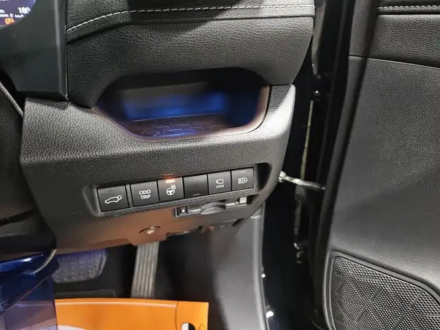 トヨタ ＲＡＶ４ G Zパッケージ 香川県 2023(令5)年 7.3万km アティチュードブラックマイカ 4WD/ワンオーナー/純正10.5型ナビ/フルセグTV/ハンズフリーパワーバックドア/パノラミックビューモニター/ビルトインETC2.0/デジタルインナーミラー/レーダークルーズコントロール/セーフティセンス/・衝突被害軽減ブレーキ/・車線逸脱防止支援システム/・カーブ速度抑制機能/・ドライバー異常時対応システム/LEDヘッドランプ/革巻きステアリング/ステアリングヒーター/ブラック合皮シート/運転席パワーシート/前席シートヒーター/ベンチレーション/純正19インチアルミホイール/スマートキー/プッシュエンジンスタート/禁煙車