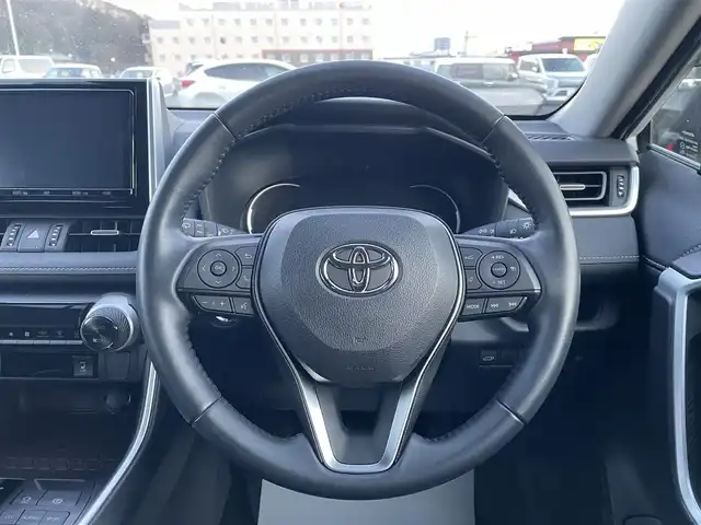 トヨタ ＲＡＶ４ G 岩手県 2021(令3)年 2.1万km ホワイトパールクリスタルシャイン 純正9インチSDナビ/AM/FM/CD/Bluetooth/フルセグTV/バックカメラ/ビルトインETC/レーダークルーズコントロール/衝突被害軽減ブレーキ/レーンキープアシスト/横滑り防止装置/ブラインドスポットモニター/パワーシート(運転席)/シートヒーター(運転席/助手席)/オートライト/オートハイビーム/LEDヘッドライト/フォグランプ/スマートキー/プッシュスタート/電動格納ミラー/純正18インチAW/純正フロアマット/純正ドアバイザー