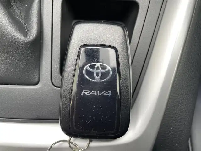 トヨタ ＲＡＶ４ G 岩手県 2021(令3)年 2.1万km ホワイトパールクリスタルシャイン 純正9インチSDナビ/AM/FM/CD/Bluetooth/フルセグTV/バックカメラ/ビルトインETC/レーダークルーズコントロール/衝突被害軽減ブレーキ/レーンキープアシスト/横滑り防止装置/ブラインドスポットモニター/パワーシート(運転席)/シートヒーター(運転席/助手席)/オートライト/オートハイビーム/LEDヘッドライト/フォグランプ/スマートキー/プッシュスタート/電動格納ミラー/純正18インチAW/純正フロアマット/純正ドアバイザー