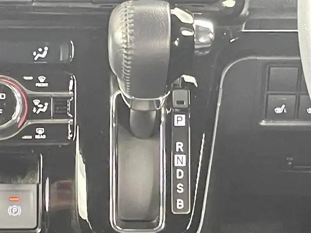 ダイハツ タント カスタム RS スタイルセレクション 千葉県 2022(令4)年 2.7万km シャイニングホワイトパール スマートアシスト/・先行車発進お知らせ機能/・車線逸脱防止アシスト/・標識認識アシスト/・レーンキープコントロール/・レーダークルーズコントロール/・クリアランスソナー/両側パワースライドドア/ミラクルオープン/スーパースライド/Panasonicメモリナビ/・型式：CN-HE01WD/・CD/DVD/Bluetooth/フルセグTV/バックカメラ/ビルトインETC/ハーフレザーシート/シートヒーター/電子パーキングブレーキ/革巻きステアリング/ステアリングスイッチ/オートライト/・LEDヘッドライト/・LEDフォグランプ/・シーケンシャルウィンカー/・電動格納ミラー/・ブレーキホールド/アイドリングストップ/純正15インチアルミホイール/純正フロアマット/純正ドアバイザー/禁煙車