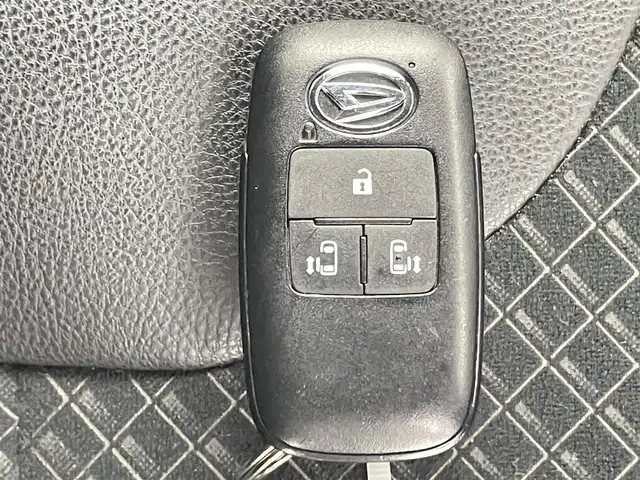 ダイハツ タント カスタム RS スタイルセレクション 千葉県 2022(令4)年 2.7万km シャイニングホワイトパール スマートアシスト/・先行車発進お知らせ機能/・車線逸脱防止アシスト/・標識認識アシスト/・レーンキープコントロール/・レーダークルーズコントロール/・クリアランスソナー/両側パワースライドドア/ミラクルオープン/スーパースライド/Panasonicメモリナビ/・型式：CN-HE01WD/・CD/DVD/Bluetooth/フルセグTV/バックカメラ/ビルトインETC/ハーフレザーシート/シートヒーター/電子パーキングブレーキ/革巻きステアリング/ステアリングスイッチ/オートライト/・LEDヘッドライト/・LEDフォグランプ/・シーケンシャルウィンカー/・電動格納ミラー/・ブレーキホールド/アイドリングストップ/純正15インチアルミホイール/純正フロアマット/純正ドアバイザー/禁煙車