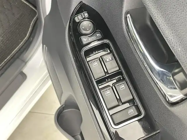 ダイハツ タント カスタム RS スタイルセレクション 千葉県 2022(令4)年 2.7万km シャイニングホワイトパール スマートアシスト/・先行車発進お知らせ機能/・車線逸脱防止アシスト/・標識認識アシスト/・レーンキープコントロール/・レーダークルーズコントロール/・クリアランスソナー/両側パワースライドドア/ミラクルオープン/スーパースライド/Panasonicメモリナビ/・型式：CN-HE01WD/・CD/DVD/Bluetooth/フルセグTV/バックカメラ/ビルトインETC/ハーフレザーシート/シートヒーター/電子パーキングブレーキ/革巻きステアリング/ステアリングスイッチ/オートライト/・LEDヘッドライト/・LEDフォグランプ/・シーケンシャルウィンカー/・電動格納ミラー/・ブレーキホールド/アイドリングストップ/純正15インチアルミホイール/純正フロアマット/純正ドアバイザー/禁煙車