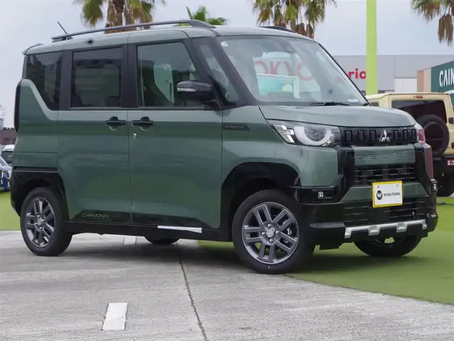 三菱 デリカミニ T プレミアム 千葉県 2025(令7)年 0.1万km未満 緑Ⅱ T　PREMIUM　4WD　9型ディスプレイオーディオ（121/330）CHAMONIXパッケージ（179190）/e-Assist/・衝突被害軽減ブレーキシステム（FCM）/・車線逸脱警報システム（LDW）/・誤発進抑制機能（前進＆後退時）（UMS）/・レーダークルーズコントロールシステム（ACC）/・オートマチックハイビーム[AHB]/ハンズフリー両側パワースライドドア/デジタルインナーミラー/ハーフレザーシート/前席シートヒーター/ディスプレイオーディオ/【Bluetooth接続】/【Apple CarPlay　Android Auto対応】/マルチアラウンドモニター/アイドリングストップ/ステアリングスイッチ/ステアリングヒーター/革巻きステアリング/パドルシフト/LEDヘッドライト/フォグライト/コーナーセンサー/純正15インチアルミホイル/サイド/カーテンエアバッグ/キーレスオペレーションシステム