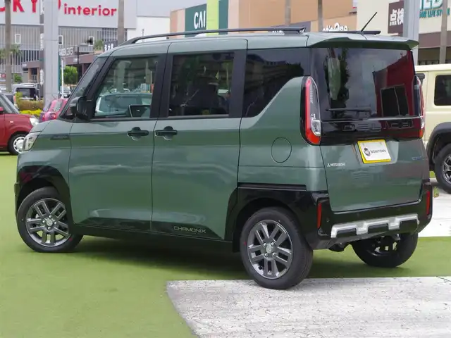 三菱 デリカミニ T プレミアム 千葉県 2025(令7)年 0.1万km未満 緑Ⅱ T　PREMIUM　4WD　9型ディスプレイオーディオ（121/330）CHAMONIXパッケージ（179190）/e-Assist/・衝突被害軽減ブレーキシステム（FCM）/・車線逸脱警報システム（LDW）/・誤発進抑制機能（前進＆後退時）（UMS）/・レーダークルーズコントロールシステム（ACC）/・オートマチックハイビーム[AHB]/ハンズフリー両側パワースライドドア/デジタルインナーミラー/ハーフレザーシート/前席シートヒーター/ディスプレイオーディオ/【Bluetooth接続】/【Apple CarPlay　Android Auto対応】/マルチアラウンドモニター/アイドリングストップ/ステアリングスイッチ/ステアリングヒーター/革巻きステアリング/パドルシフト/LEDヘッドライト/フォグライト/コーナーセンサー/純正15インチアルミホイル/サイド/カーテンエアバッグ/キーレスオペレーションシステム