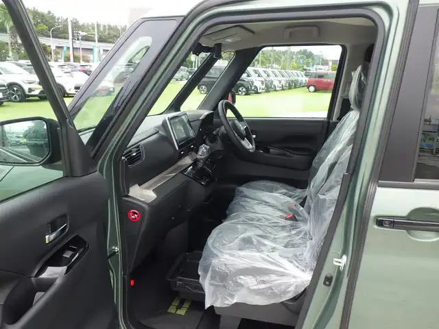 三菱 デリカミニ T プレミアム 千葉県 2025(令7)年 0.1万km未満 緑Ⅱ T　PREMIUM　4WD　9型ディスプレイオーディオ（121/330）CHAMONIXパッケージ（179190）/e-Assist/・衝突被害軽減ブレーキシステム（FCM）/・車線逸脱警報システム（LDW）/・誤発進抑制機能（前進＆後退時）（UMS）/・レーダークルーズコントロールシステム（ACC）/・オートマチックハイビーム[AHB]/ハンズフリー両側パワースライドドア/デジタルインナーミラー/ハーフレザーシート/前席シートヒーター/ディスプレイオーディオ/【Bluetooth接続】/【Apple CarPlay　Android Auto対応】/マルチアラウンドモニター/アイドリングストップ/ステアリングスイッチ/ステアリングヒーター/革巻きステアリング/パドルシフト/LEDヘッドライト/フォグライト/コーナーセンサー/純正15インチアルミホイル/サイド/カーテンエアバッグ/キーレスオペレーションシステム