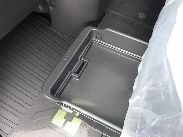 三菱 デリカミニ T プレミアム 千葉県 2025(令7)年 0.1万km未満 緑Ⅱ T　PREMIUM　4WD　9型ディスプレイオーディオ（121/330）CHAMONIXパッケージ（179190）/e-Assist/・衝突被害軽減ブレーキシステム（FCM）/・車線逸脱警報システム（LDW）/・誤発進抑制機能（前進＆後退時）（UMS）/・レーダークルーズコントロールシステム（ACC）/・オートマチックハイビーム[AHB]/ハンズフリー両側パワースライドドア/デジタルインナーミラー/ハーフレザーシート/前席シートヒーター/ディスプレイオーディオ/【Bluetooth接続】/【Apple CarPlay　Android Auto対応】/マルチアラウンドモニター/アイドリングストップ/ステアリングスイッチ/ステアリングヒーター/革巻きステアリング/パドルシフト/LEDヘッドライト/フォグライト/コーナーセンサー/純正15インチアルミホイル/サイド/カーテンエアバッグ/キーレスオペレーションシステム