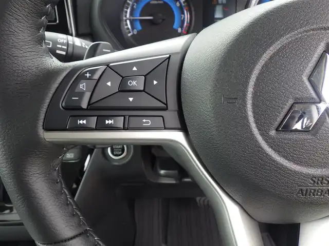 三菱 デリカミニ T プレミアム 千葉県 2025(令7)年 0.1万km未満 緑Ⅱ T　PREMIUM　4WD　9型ディスプレイオーディオ（121/330）CHAMONIXパッケージ（179190）/e-Assist/・衝突被害軽減ブレーキシステム（FCM）/・車線逸脱警報システム（LDW）/・誤発進抑制機能（前進＆後退時）（UMS）/・レーダークルーズコントロールシステム（ACC）/・オートマチックハイビーム[AHB]/ハンズフリー両側パワースライドドア/デジタルインナーミラー/ハーフレザーシート/前席シートヒーター/ディスプレイオーディオ/【Bluetooth接続】/【Apple CarPlay　Android Auto対応】/マルチアラウンドモニター/アイドリングストップ/ステアリングスイッチ/ステアリングヒーター/革巻きステアリング/パドルシフト/LEDヘッドライト/フォグライト/コーナーセンサー/純正15インチアルミホイル/サイド/カーテンエアバッグ/キーレスオペレーションシステム