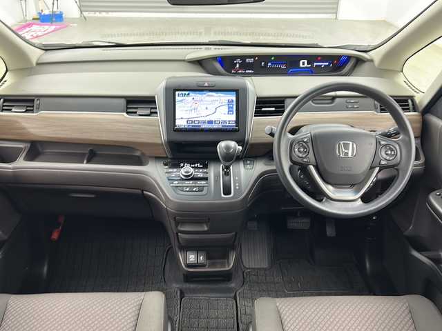 ホンダ フリード G ホンダセンシング 三重県 2021(令3)年 3.9万km プラチナホワイトパール ホンダセンシング/衝突軽減ブレーキ/横滑り防止装置/車線維持支援システム/盗難防止装置/社外8インチメモリーナビ/Bluetooth/CD/DVD/バックカメラ/純正前後ドライブレコーダー/純正ビルトインETC/レーダークルーズコントロール/運転席シートヒーター/助手席シートヒーター/両側パワースライドドア/オートAC/アイドリングストップ/ステアリングスイッチ