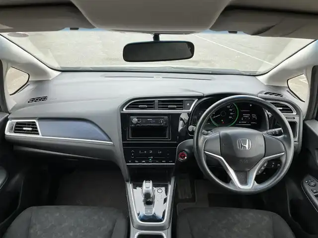 ホンダ シャトル ハイブリッド 道央・札幌 2018(平30)年 7.7万km ルナシルバーM ４WD/社外オーディオ/AM/FM/USB/AUX/横滑り防止装置/ビルトインETC/ECONモード/Sモード/ワイパーデアイサー/EVMODE/プッシュスタート/スマートキー/ハロゲンヘッドライト/フォグランプ/ヘッドライトレベライザー/電動格納ミラー/ヒーテッドドアミラー/ウィンカーミラー/フロアマット/ドアバイザー/スペアキー/鉄チンホイール付夏タイヤ積込/185/65/R15/2023年/山3mm