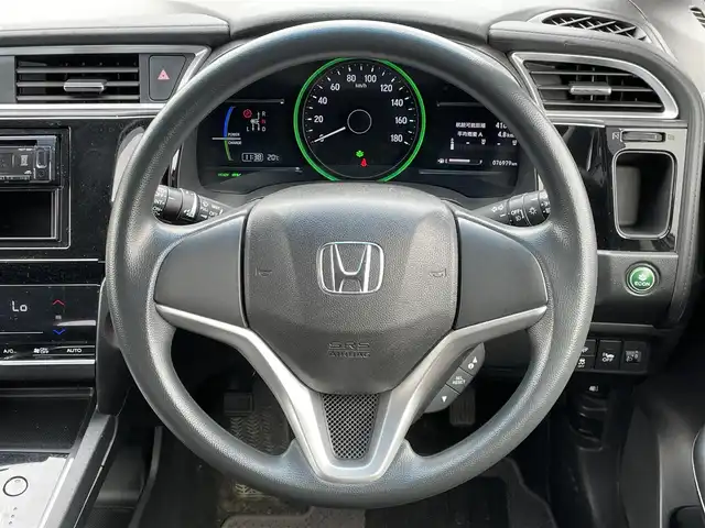 ホンダ シャトル ハイブリッド 道央・札幌 2018(平30)年 7.7万km ルナシルバーM ４WD/社外オーディオ/AM/FM/USB/AUX/横滑り防止装置/ビルトインETC/ECONモード/Sモード/ワイパーデアイサー/EVMODE/プッシュスタート/スマートキー/ハロゲンヘッドライト/フォグランプ/ヘッドライトレベライザー/電動格納ミラー/ヒーテッドドアミラー/ウィンカーミラー/フロアマット/ドアバイザー/スペアキー/鉄チンホイール付夏タイヤ積込/185/65/R15/2023年/山3mm