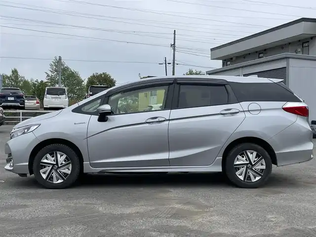 ホンダ シャトル ハイブリッド 道央・札幌 2018(平30)年 7.7万km ルナシルバーM ４WD/社外オーディオ/AM/FM/USB/AUX/横滑り防止装置/ビルトインETC/ECONモード/Sモード/ワイパーデアイサー/EVMODE/プッシュスタート/スマートキー/ハロゲンヘッドライト/フォグランプ/ヘッドライトレベライザー/電動格納ミラー/ヒーテッドドアミラー/ウィンカーミラー/フロアマット/ドアバイザー/スペアキー/鉄チンホイール付夏タイヤ積込/185/65/R15/2023年/山3mm