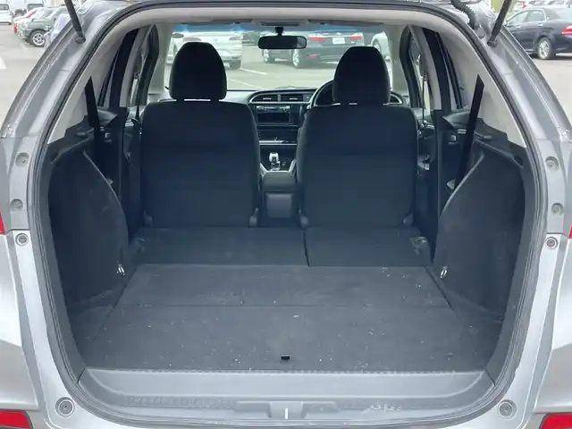ホンダ シャトル ハイブリッド 道央・札幌 2018(平30)年 7.7万km ルナシルバーM ４WD/社外オーディオ/AM/FM/USB/AUX/横滑り防止装置/ビルトインETC/ECONモード/Sモード/ワイパーデアイサー/EVMODE/プッシュスタート/スマートキー/ハロゲンヘッドライト/フォグランプ/ヘッドライトレベライザー/電動格納ミラー/ヒーテッドドアミラー/ウィンカーミラー/フロアマット/ドアバイザー/スペアキー/鉄チンホイール付夏タイヤ積込/185/65/R15/2023年/山3mm