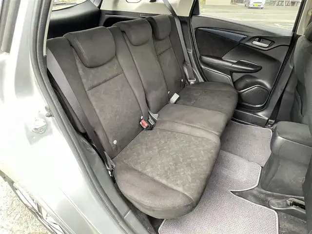 ホンダ シャトル ハイブリッド 道央・札幌 2018(平30)年 7.7万km ルナシルバーM ４WD/社外オーディオ/AM/FM/USB/AUX/横滑り防止装置/ビルトインETC/ECONモード/Sモード/ワイパーデアイサー/EVMODE/プッシュスタート/スマートキー/ハロゲンヘッドライト/フォグランプ/ヘッドライトレベライザー/電動格納ミラー/ヒーテッドドアミラー/ウィンカーミラー/フロアマット/ドアバイザー/スペアキー/鉄チンホイール付夏タイヤ積込/185/65/R15/2023年/山3mm