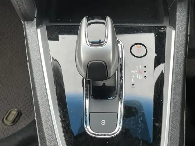 ホンダ シャトル ハイブリッド 道央・札幌 2018(平30)年 7.7万km ルナシルバーM ４WD/社外オーディオ/AM/FM/USB/AUX/横滑り防止装置/ビルトインETC/ECONモード/Sモード/ワイパーデアイサー/EVMODE/プッシュスタート/スマートキー/ハロゲンヘッドライト/フォグランプ/ヘッドライトレベライザー/電動格納ミラー/ヒーテッドドアミラー/ウィンカーミラー/フロアマット/ドアバイザー/スペアキー/鉄チンホイール付夏タイヤ積込/185/65/R15/2023年/山3mm