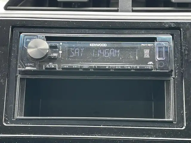 ホンダ シャトル ハイブリッド 道央・札幌 2018(平30)年 7.7万km ルナシルバーM ４WD/社外オーディオ/AM/FM/USB/AUX/横滑り防止装置/ビルトインETC/ECONモード/Sモード/ワイパーデアイサー/EVMODE/プッシュスタート/スマートキー/ハロゲンヘッドライト/フォグランプ/ヘッドライトレベライザー/電動格納ミラー/ヒーテッドドアミラー/ウィンカーミラー/フロアマット/ドアバイザー/スペアキー/鉄チンホイール付夏タイヤ積込/185/65/R15/2023年/山3mm