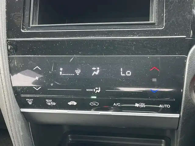 ホンダ シャトル ハイブリッド 道央・札幌 2018(平30)年 7.7万km ルナシルバーM ４WD/社外オーディオ/AM/FM/USB/AUX/横滑り防止装置/ビルトインETC/ECONモード/Sモード/ワイパーデアイサー/EVMODE/プッシュスタート/スマートキー/ハロゲンヘッドライト/フォグランプ/ヘッドライトレベライザー/電動格納ミラー/ヒーテッドドアミラー/ウィンカーミラー/フロアマット/ドアバイザー/スペアキー/鉄チンホイール付夏タイヤ積込/185/65/R15/2023年/山3mm