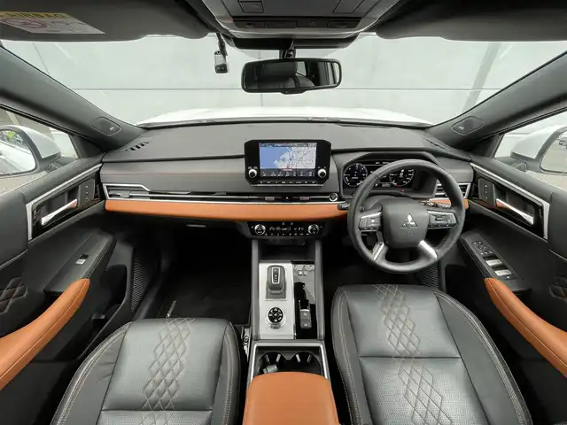 三菱 アウトランダー ＰＨＥＶ P 千葉県 2022(令4)年 2.3万km ホワイトダイヤモンド BOSEサウンド/eアシスト/　衝突軽減ブレーキ/レーンキープアシスト/　レーダークルーズコントロール/ヘッドアップディスプレイ/　クリアランスソナー/ブラインドスポットモニター/純正メーカーディスプレイナビ/　フルセグ/BT/USB/カープレイ/全方位カメラ/パドルシフト/ETC2.0/ステアリングスイッチ/ワイヤレス充電/100V電源/アイドリングストップ/ハンズフリーパワーバックドア/レザーシート/パワーシート(D/N席)/D/N席2メモリシート/シートヒーター(D/N席)/スマートキー/プッシュスタート/LEDヘッドライト/オートライト/アダプティブヘッドライト/フォグライト/純正フロアマット