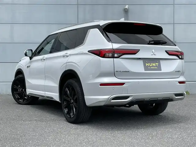 三菱 アウトランダー ＰＨＥＶ P 千葉県 2022(令4)年 2.3万km ホワイトダイヤモンド BOSEサウンド/eアシスト/　衝突軽減ブレーキ/レーンキープアシスト/　レーダークルーズコントロール/ヘッドアップディスプレイ/　クリアランスソナー/ブラインドスポットモニター/純正メーカーディスプレイナビ/　フルセグ/BT/USB/カープレイ/全方位カメラ/パドルシフト/ETC2.0/ステアリングスイッチ/ワイヤレス充電/100V電源/アイドリングストップ/ハンズフリーパワーバックドア/レザーシート/パワーシート(D/N席)/D/N席2メモリシート/シートヒーター(D/N席)/スマートキー/プッシュスタート/LEDヘッドライト/オートライト/アダプティブヘッドライト/フォグライト/純正フロアマット