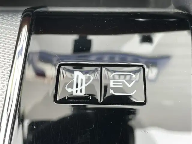 三菱 アウトランダー ＰＨＥＶ P 千葉県 2022(令4)年 2.3万km ホワイトダイヤモンド BOSEサウンド/eアシスト/　衝突軽減ブレーキ/レーンキープアシスト/　レーダークルーズコントロール/ヘッドアップディスプレイ/　クリアランスソナー/ブラインドスポットモニター/純正メーカーディスプレイナビ/　フルセグ/BT/USB/カープレイ/全方位カメラ/パドルシフト/ETC2.0/ステアリングスイッチ/ワイヤレス充電/100V電源/アイドリングストップ/ハンズフリーパワーバックドア/レザーシート/パワーシート(D/N席)/D/N席2メモリシート/シートヒーター(D/N席)/スマートキー/プッシュスタート/LEDヘッドライト/オートライト/アダプティブヘッドライト/フォグライト/純正フロアマット