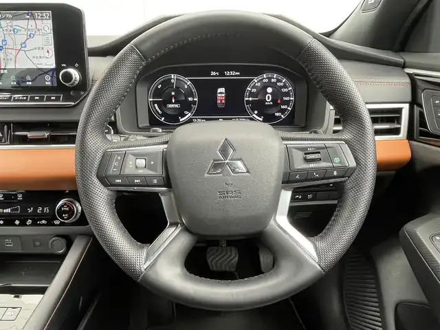 三菱 アウトランダー ＰＨＥＶ P 千葉県 2022(令4)年 2.3万km ホワイトダイヤモンド BOSEサウンド/eアシスト/　衝突軽減ブレーキ/レーンキープアシスト/　レーダークルーズコントロール/ヘッドアップディスプレイ/　クリアランスソナー/ブラインドスポットモニター/純正メーカーディスプレイナビ/　フルセグ/BT/USB/カープレイ/全方位カメラ/パドルシフト/ETC2.0/ステアリングスイッチ/ワイヤレス充電/100V電源/アイドリングストップ/ハンズフリーパワーバックドア/レザーシート/パワーシート(D/N席)/D/N席2メモリシート/シートヒーター(D/N席)/スマートキー/プッシュスタート/LEDヘッドライト/オートライト/アダプティブヘッドライト/フォグライト/純正フロアマット