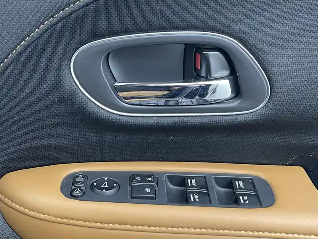 ホンダ ヴェゼル ハイブリッド Z ホンダセンシング 熊本県 2018(平30)年 6.9万km クリスタルブラックパール 禁煙車　/純正j9インチナビ（ＣＤ・ＤＶＤ・フルセグ・ＢＴ・ＳＤ）/バックカメラ　/純正前方ドライブレコーダー　/ビルトインＥＴＣ　/ホンダセンシング/・衝突軽減ブレーキ/・レーンキープアシスト/・アダブティブクルーズコントロール/横滑り防止/前席シートヒーター/ブラウンコンビシート/パドルシフト/純正フロアマット/純正１７インチAW/オートライト/LEDヘッドライト/フォグライト/スマートキー/プッシュスタート/スペアキー1本/保証書/取扱説明書