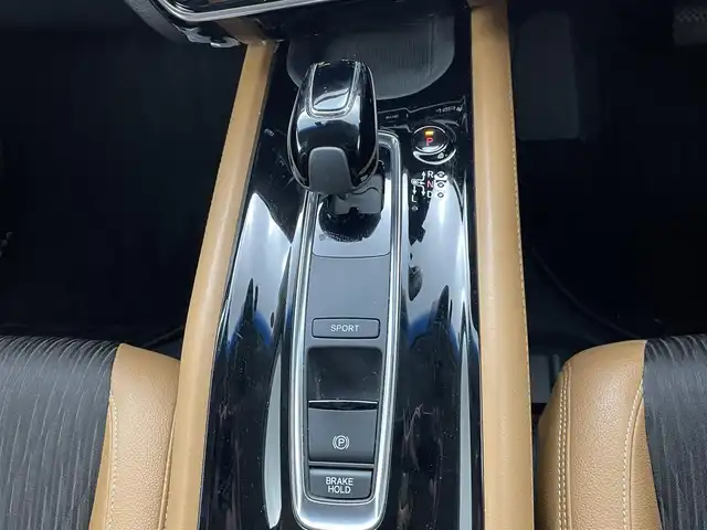 ホンダ ヴェゼル ハイブリッド Z ホンダセンシング 熊本県 2018(平30)年 6.9万km クリスタルブラックパール 禁煙車　/純正j9インチナビ（ＣＤ・ＤＶＤ・フルセグ・ＢＴ・ＳＤ）/バックカメラ　/純正前方ドライブレコーダー　/ビルトインＥＴＣ　/ホンダセンシング/・衝突軽減ブレーキ/・レーンキープアシスト/・アダブティブクルーズコントロール/横滑り防止/前席シートヒーター/ブラウンコンビシート/パドルシフト/純正フロアマット/純正１７インチAW/オートライト/LEDヘッドライト/フォグライト/スマートキー/プッシュスタート/スペアキー1本/保証書/取扱説明書