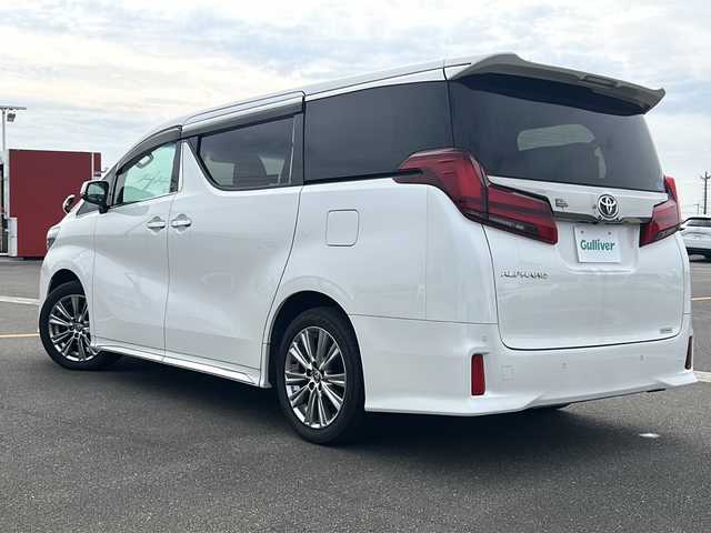 トヨタ アルファード S タイプゴールド 佐賀県 2020(令2)年 5.5万km ホワイトパールクリスタルシャイン /純正9型ディスプレイオーディオ【ナビ機能付】//Bluetooth//バックカメラ//ビルトインETC//両側パワースライドドア//パワーバックドア//ハーフレザーシート//オットマン//コーナーセンサー //三眼LEDヘッドライト//シーケンシャルターンランプ//純正18インチアルミ//フロアマット//ドアバイザー//新車保証書//トヨタセーフティセンス