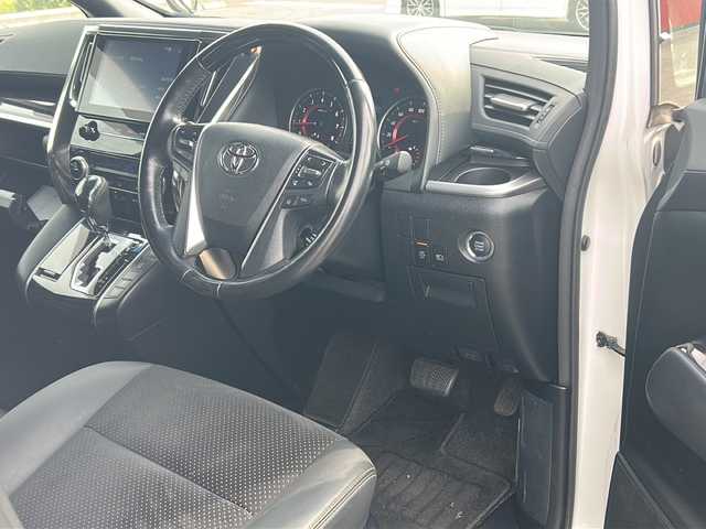 トヨタ アルファード S タイプゴールド 佐賀県 2020(令2)年 5.5万km ホワイトパールクリスタルシャイン /純正9型ディスプレイオーディオ【ナビ機能付】//Bluetooth//バックカメラ//ビルトインETC//両側パワースライドドア//パワーバックドア//ハーフレザーシート//オットマン//コーナーセンサー //三眼LEDヘッドライト//シーケンシャルターンランプ//純正18インチアルミ//フロアマット//ドアバイザー//新車保証書//トヨタセーフティセンス