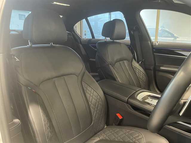 ＢＭＷ ７４０ｉ Mスポーツ 愛知県 2020(令2)年 1.7万km ミネラルホワイト サンルーフ　/ＨＵＤ　/ｈ／ｒサウンド　/レザーシート　/ライブコクピット　/純正ナビ　/Ｂｌｕｅｔｏｏｔｈ　/フルセグＴＶ　/３６０度カメラ　/レザーライト　/ベンチレーション　/マッサージシート　/ドライビングアシスタントプロフェッショナル/ＡＣＣ　/ＢＳＭ/LKA/アンビエントライト　/アクティブステアリング/プッシュスタート