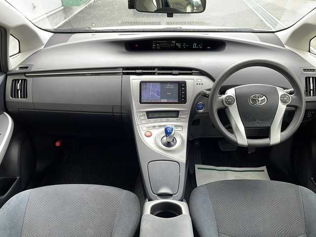 トヨタ プリウス S 岐阜県 2015(平27)年 6.8万km ホワイトパールクリスタルシャイン 純正SDナビ(NSZT-W64)/【SD/フルセグTV/CD/DVD/Bluetooth】/バックカメラ/純正15インチアルミホイール/オートライト/横滑り防止装置/盗難防止装置/ビルトインETC/ドライブレコーダー(DRY-ST2000)/純正フロアマット/カーテンエアバッグ/プッシュスタート/スマートキー/スペアキー/ベンチシート/取扱説明書/保証書