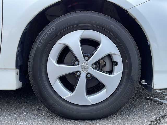 トヨタ プリウス S 岐阜県 2015(平27)年 6.8万km ホワイトパールクリスタルシャイン 純正SDナビ(NSZT-W64)/【SD/フルセグTV/CD/DVD/Bluetooth】/バックカメラ/純正15インチアルミホイール/オートライト/横滑り防止装置/盗難防止装置/ビルトインETC/ドライブレコーダー(DRY-ST2000)/純正フロアマット/カーテンエアバッグ/プッシュスタート/スマートキー/スペアキー/ベンチシート/取扱説明書/保証書