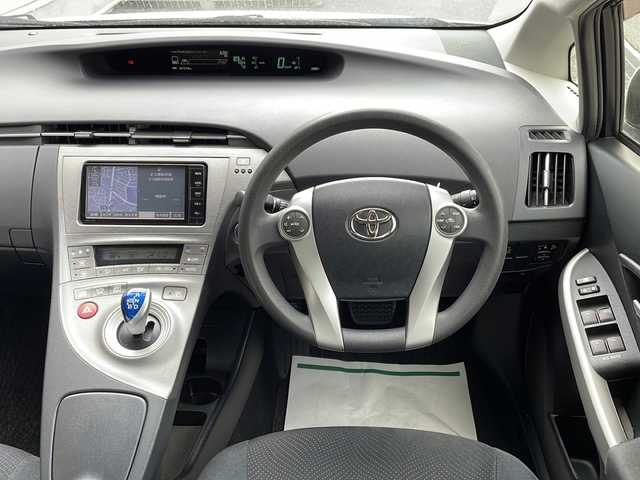 トヨタ プリウス S 岐阜県 2015(平27)年 6.8万km ホワイトパールクリスタルシャイン 純正SDナビ(NSZT-W64)/【SD/フルセグTV/CD/DVD/Bluetooth】/バックカメラ/純正15インチアルミホイール/オートライト/横滑り防止装置/盗難防止装置/ビルトインETC/ドライブレコーダー(DRY-ST2000)/純正フロアマット/カーテンエアバッグ/プッシュスタート/スマートキー/スペアキー/ベンチシート/取扱説明書/保証書