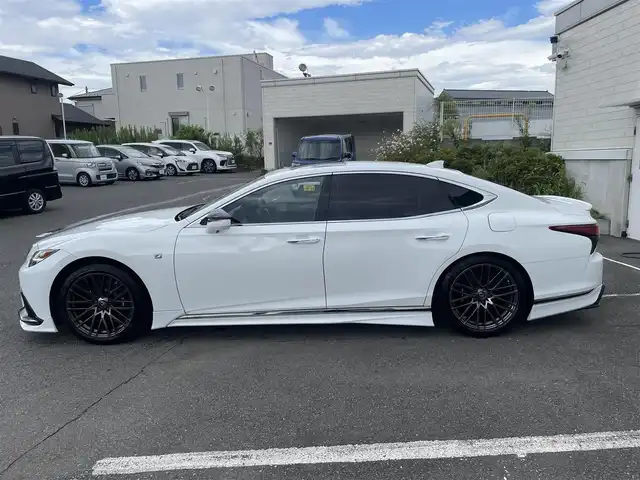 レクサス ＬＳ 500 Fスポーツ 神奈川県 2020(令2)年 2.8万km ホワイトノーヴァガラスフレーク TRDエアロ/TRDマフラー/TRD20インチAW/マークレビンソン/サンルーフ/LEXUS Safety System+A/・PCS(プリクラッシュセーフティ）/・FCTA(フロントクロストラフィックアラート）/・LAT(レーンレーシングアシスト）/・AHS(アダプティブハイビームシステム）/・RSA(ロードサインアシスト）/・レーダークルーズコントロール/・先行車発進告知機能/・ドライバー異常時対応システム/純正12.3インチナビ/・バックカメラ/全方位カメラ/・CD/BD/DVD/・フルセグTV/・Bluetooth/内装/・レクサスクライメントコンジェルジュ/・パワーシート（D席/N席）/・シートヒーター（全席）/・シートベンチレーション（D席/N席）/・シート素材（本革/ウルトラスエード）/ADS/AFS/電動リアゲート/ビルトインETC2，0/HUD/前後ドライブレコーダー/スマートキー×３/新車時手帳/取扱説明書