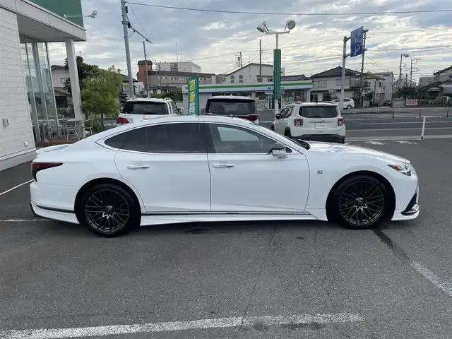 レクサス ＬＳ 500 Fスポーツ 神奈川県 2020(令2)年 2.8万km ホワイトノーヴァガラスフレーク TRDエアロ/TRDマフラー/TRD20インチAW/マークレビンソン/サンルーフ/LEXUS Safety System+A/・PCS(プリクラッシュセーフティ）/・FCTA(フロントクロストラフィックアラート）/・LAT(レーンレーシングアシスト）/・AHS(アダプティブハイビームシステム）/・RSA(ロードサインアシスト）/・レーダークルーズコントロール/・先行車発進告知機能/・ドライバー異常時対応システム/純正12.3インチナビ/・バックカメラ/全方位カメラ/・CD/BD/DVD/・フルセグTV/・Bluetooth/内装/・レクサスクライメントコンジェルジュ/・パワーシート（D席/N席）/・シートヒーター（全席）/・シートベンチレーション（D席/N席）/・シート素材（本革/ウルトラスエード）/ADS/AFS/電動リアゲート/ビルトインETC2，0/HUD/前後ドライブレコーダー/スマートキー×３/新車時手帳/取扱説明書