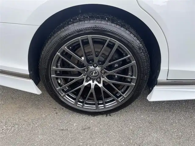 レクサス ＬＳ 500 Fスポーツ 神奈川県 2020(令2)年 2.8万km ホワイトノーヴァガラスフレーク TRDエアロ/TRDマフラー/TRD20インチAW/マークレビンソン/サンルーフ/LEXUS Safety System+A/・PCS(プリクラッシュセーフティ）/・FCTA(フロントクロストラフィックアラート）/・LAT(レーンレーシングアシスト）/・AHS(アダプティブハイビームシステム）/・RSA(ロードサインアシスト）/・レーダークルーズコントロール/・先行車発進告知機能/・ドライバー異常時対応システム/純正12.3インチナビ/・バックカメラ/全方位カメラ/・CD/BD/DVD/・フルセグTV/・Bluetooth/内装/・レクサスクライメントコンジェルジュ/・パワーシート（D席/N席）/・シートヒーター（全席）/・シートベンチレーション（D席/N席）/・シート素材（本革/ウルトラスエード）/ADS/AFS/電動リアゲート/ビルトインETC2，0/HUD/前後ドライブレコーダー/スマートキー×３/新車時手帳/取扱説明書