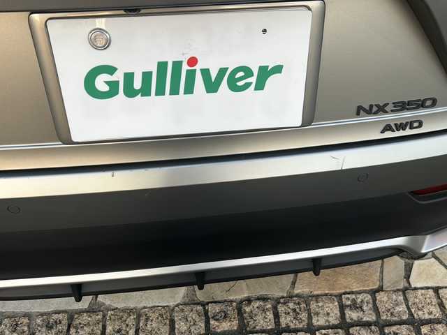 レクサス ＮＸ 350 Fスポーツ 静岡県 2022(令4)年 2万km ソニックチタニウム ワンオーナー/純正ナビ/・FM/・AM/・TV/・Bluetooth/・Miracast/主要装備/・ステルスフルプロテクションフィルム/・ヘッドアップディスプレイ/・全方位カメラ/・運転席+助手席シートヒーター/・運転席+助手席ベンチレーション/・ステアリングヒーター/・黒赤革シート/・前席シートヒーター/・２０インチ純正ＡＷ/・AC100V100W電源/・衝突被害軽減システム/・レーンディパーチャーアラート/・クリアランスソナー/・ブラインドスポットモニター