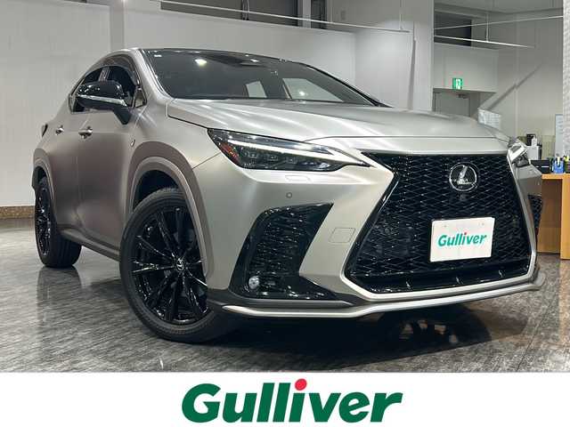 レクサス ＮＸ 350 Fスポーツ 静岡県 2022(令4)年 2万km ソニックチタニウム ワンオーナー/純正ナビ/・FM/・AM/・TV/・Bluetooth/・Miracast/主要装備/・ステルスフルプロテクションフィルム/・ヘッドアップディスプレイ/・全方位カメラ/・運転席+助手席シートヒーター/・運転席+助手席ベンチレーション/・ステアリングヒーター/・黒赤革シート/・前席シートヒーター/・２０インチ純正ＡＷ/・AC100V100W電源/・衝突被害軽減システム/・レーンディパーチャーアラート/・クリアランスソナー/・ブラインドスポットモニター