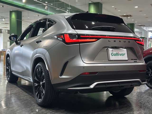 レクサス ＮＸ 350 Fスポーツ 静岡県 2022(令4)年 2万km ソニックチタニウム ワンオーナー/純正ナビ/・FM/・AM/・TV/・Bluetooth/・Miracast/主要装備/・ステルスフルプロテクションフィルム/・ヘッドアップディスプレイ/・全方位カメラ/・運転席+助手席シートヒーター/・運転席+助手席ベンチレーション/・ステアリングヒーター/・黒赤革シート/・前席シートヒーター/・２０インチ純正ＡＷ/・AC100V100W電源/・衝突被害軽減システム/・レーンディパーチャーアラート/・クリアランスソナー/・ブラインドスポットモニター