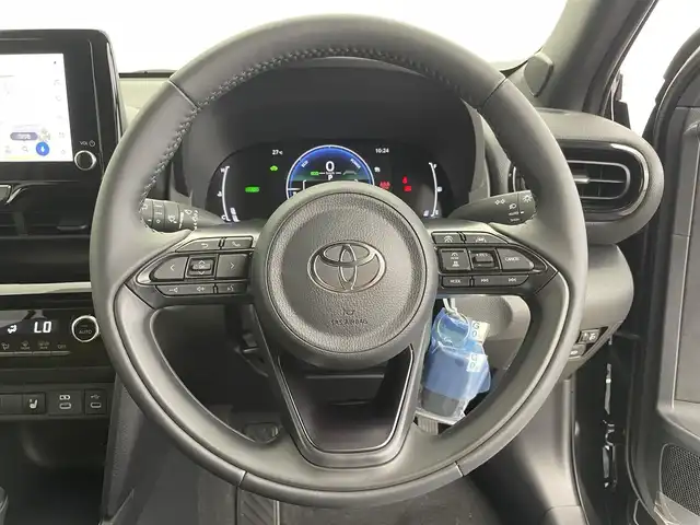 トヨタ ヤリスクロス ハイブリッド Z アドベンチャー 千葉県 2025(令7)年 0.1千km ブラックマイカ 登録済未使用車/登録時走行距離：3km/パノラミックビューモニター/8型HDディスプレイオーディオ/（コネクティッドナビ対応）/・AM/FMチューナー、フルセグTV、USB、HDMI/・AppleCarPlay、AndroidAuto、Miracast/・Bluetooth/ステアリングスイッチ/ビルトインETC2.0/合成皮革シート/・運転席パワーシート/前席シートヒーター/ステアリングヒーター/横滑り防止装置/電動格納ミラー/オートライト/LEDヘッドライト/純正18インチアルミホイール/TOYOTAセーフティセンス/・プリクラッシュセーフティ/・レーントレーシングアシスト/＋レーンディパーチャーアラート/・レーダークルーズコントロール（全車速追従機能付）/・オートマチックハイビーム/・ロードサインアシスト/・ドライバー異常時対応システム/・プロアクティブドライビングアシスト/・発進遅れ告知機能/ブラインドスポットモニター/＋安心降車アシスト/パーキングサポートブレーキ/（前後方静止物＋後方接近車両）/プッシュスタート/アイドリングストップ/ウィンカーミラー