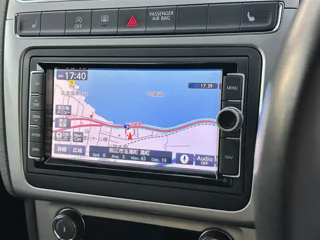 フォルクスワーゲン ポロ ブルーモーション 島根県 2016(平28)年 6.8万km パール 登録時走行距離68/085Km/純正SDナビ/Bluetooth/15インチ純AW/クルーズコントロール/バックカメラ/フルセグTV/純正フロアマット/LEDオートライト/パドルシフト